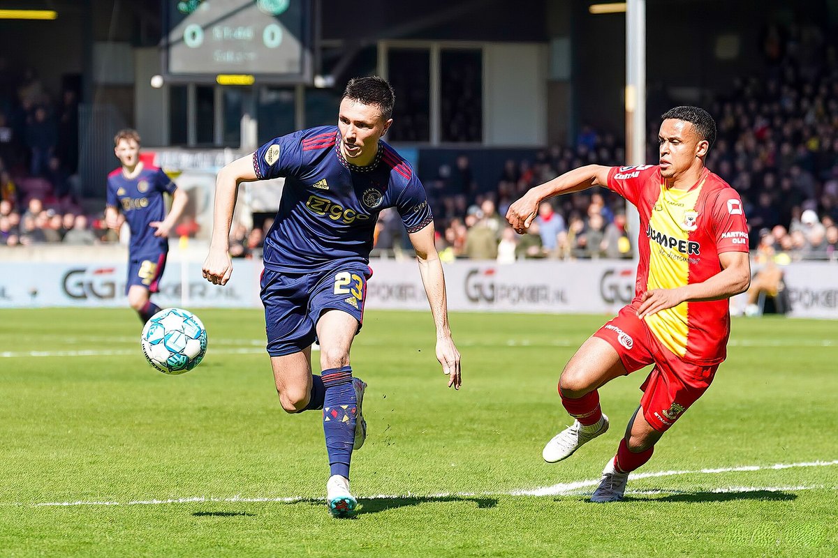 Jugadores de Ajax y Go Ahead Eagles disputan la pelota en la Eredivisie