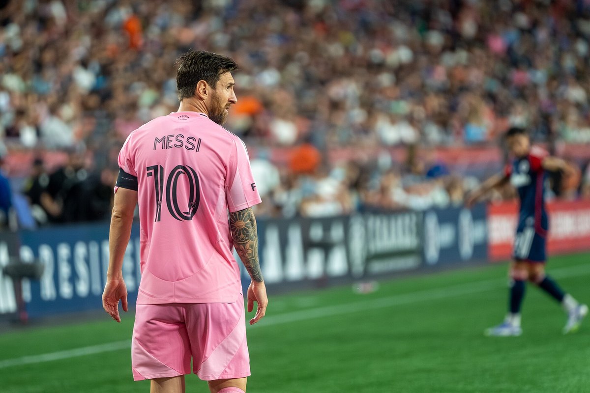 Lionel Messi conduce la pelota con Inter Miami