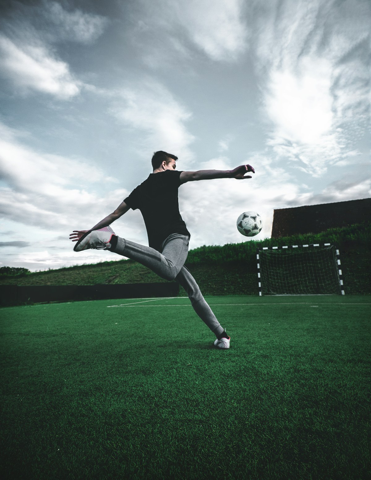 Jugadores de fútbol profesional en acción
