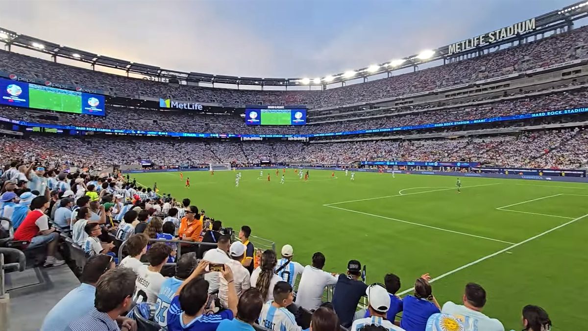 Estadio lleno durante un partido nocturno