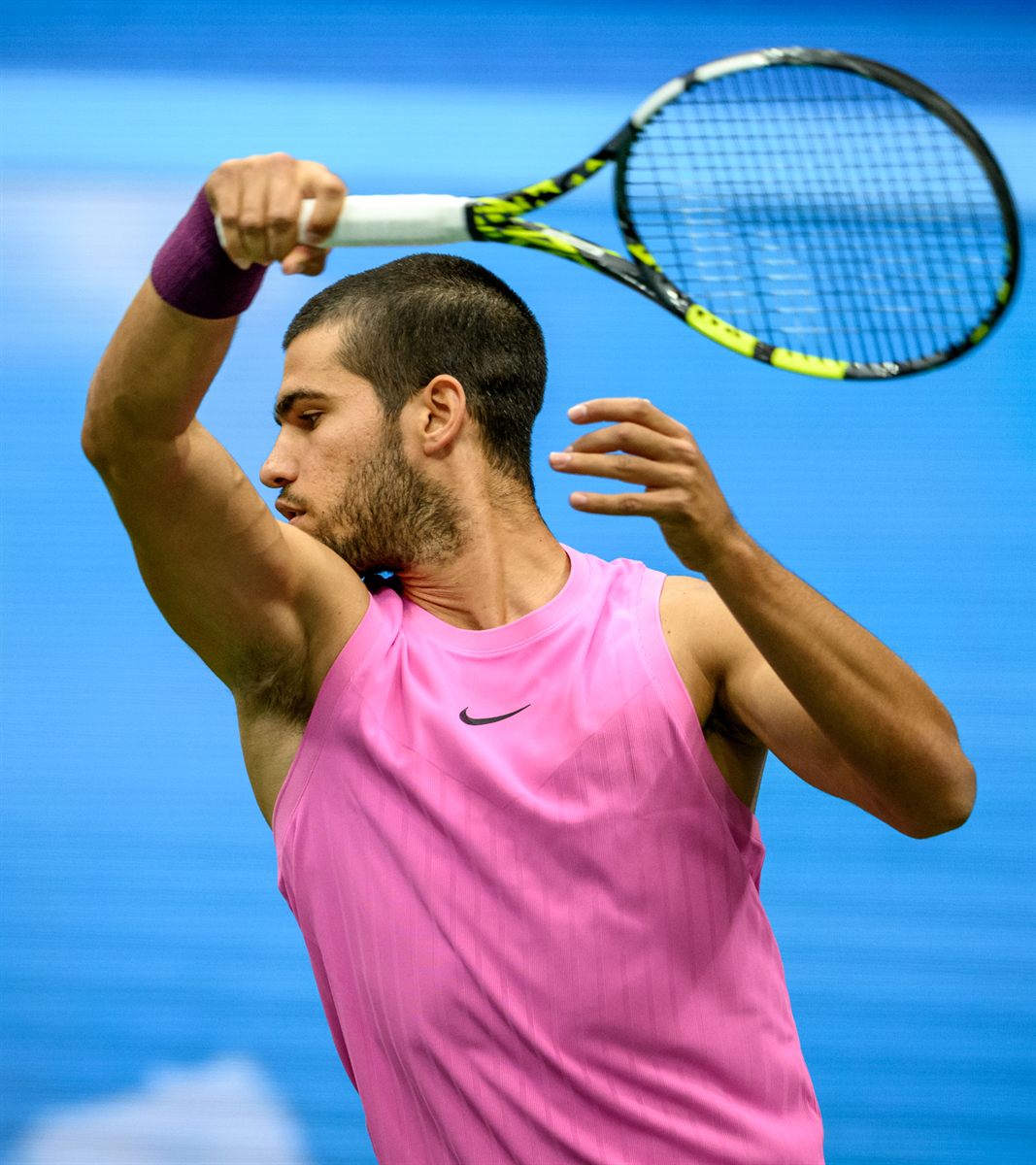 Carlos Alcaraz golpea de derecha en la final del US Open 2025